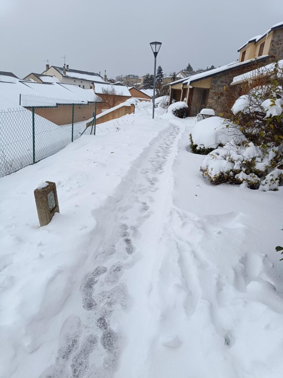 Les Fontanilles Odeillo Chalet 60 Wifi & Parking Gratuit Expose Plein Sud & Plein Pied , Draps & Serviettes De Toilettes Non Inclus, Sabanas Y Toallas No Incluidos Eksteriør bilde